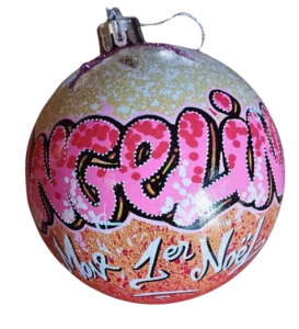 Personnalisation Noël prénom personnalisé boule de Noël graff fait main graffiti pas cher cadeau Noël sympa