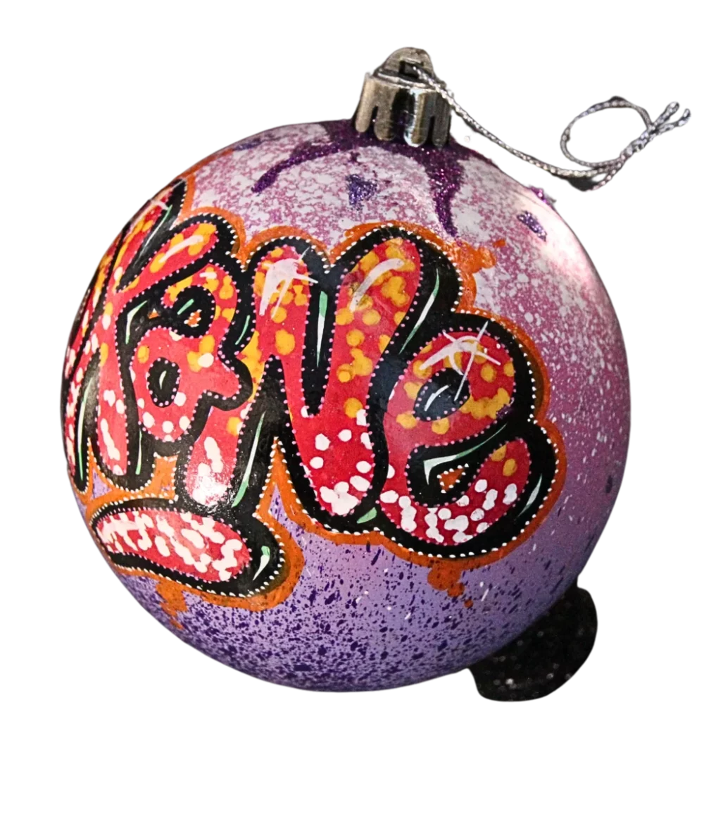 prénom personnalisé regalartprod boule de Noël personnalisée fait main idée cadeau unique graff